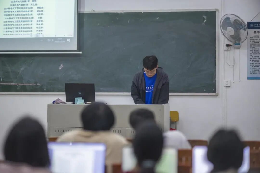 E121